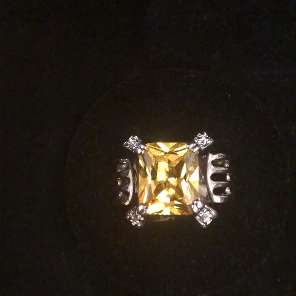 Sterling silver ring with large yellow stone - Picture 3 of 6